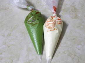 同时准备好120g的牛奶底，作为原味的雪糕。将它们分别装进裱花袋。