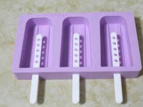 学厨雪糕模清洗干净，将冰棒插入模具中，注意插入的方向。