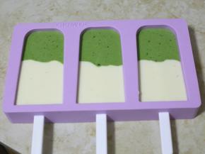 同时将两者口味的雪糕挤入模具中，就可以得到双色雪糕。