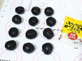 豆沙馅料分成20g一份，搓圆备用。