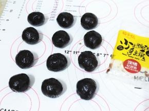 豆沙馅料分成20g一份，搓圆备用。
