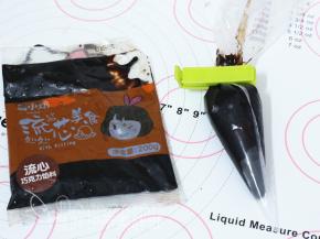 将易小焙巧克力流心馅挤入裱花袋备用。