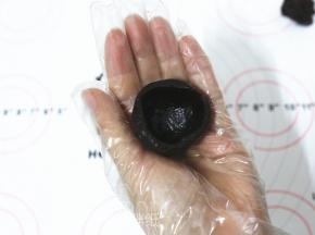 豆沙馅用手指戳出一个小洞。