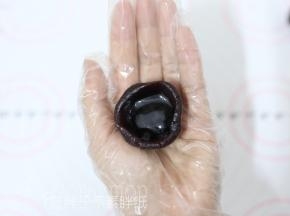 挤入5g的巧克力流心馅。