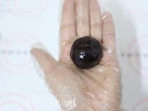 轻轻地将馅料搓圆。