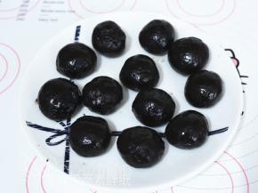 全部处理好之后将馅料放入冷冻室，冷冻1个小时。