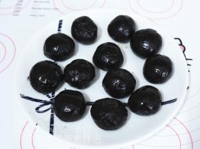 全部处理好之后将馅料放入冷冻室，冷冻1个小时。