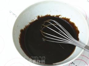 馅料冻好之后再来做饼皮。将花生油倒入巧克力酱中，用手动打蛋器搅拌均匀。
