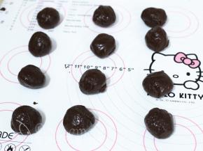 将月饼皮分成每个25g的剂子，搓圆备用。