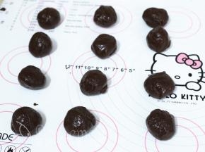 将月饼皮分成每个25g的剂子，搓圆备用。