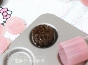 用月饼模印出花纹。（压月饼之前可以开始预热烤箱，上下火200℃）。
