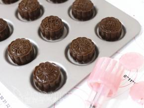 将全部印好的月饼连带烤盘送入预热好的烤箱，上下火170℃，中层，烘烤12分钟。