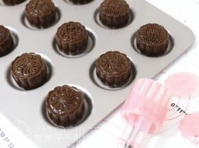 将全部印好的月饼连带烤盘送入预热好的烤箱，上下火170℃，中层，烘烤12分钟。