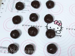 用饼皮把馅料包起来，记得收口一定要捏紧，滚圆备用。