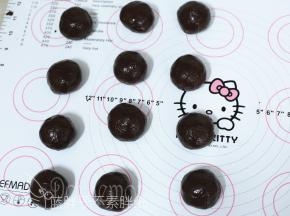 用饼皮把馅料包起来，记得收口一定要捏紧，滚圆备用。