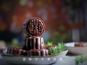做好的月饼晾凉之后密封起来，隔天回油之后才可以吃哦！