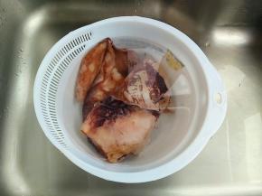 首先清洗鱿鱼。