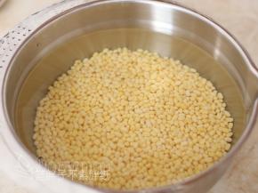 去皮绿豆淘洗干净之后用水浸泡6个钟，中间多次换水。