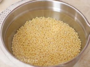 去皮绿豆淘洗干净之后用水浸泡6个钟，中间多次换水。