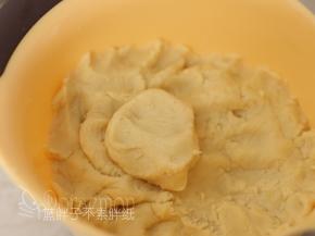 蒸熟之后的绿豆晾凉，用破壁机将它们磨成绿豆沙。我没有加牛奶或者水，这样待会翻炒的时间就可以减短很多。