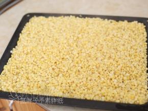 浸泡好的绿豆沥干水分，铺在烤盘上，用蒸烤箱蒸30分钟，直到绿豆熟透。