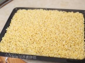 浸泡好的绿豆沥干水分，铺在烤盘上，用蒸烤箱蒸30分钟，直到绿豆熟透。
