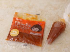 流心馅先挤在裱花袋中，放入冰箱冷藏备用。