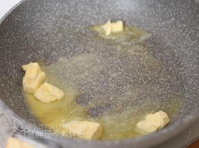 黄油倒入平底锅中，小火加热到融化。