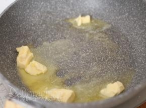 黄油倒入平底锅中，小火加热到融化。