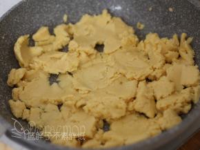 加入绿豆沙，翻拌到油分全部被吸收。