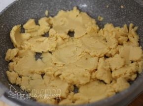 加入绿豆沙，翻拌到油分全部被吸收。