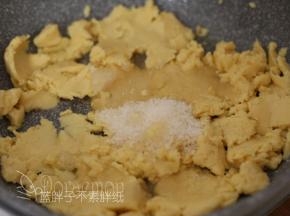 加入细砂糖和麦芽糖浆，继续翻炒。