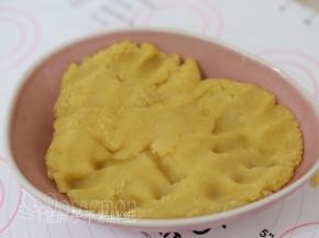 翻炒好的绿豆沙先晾晾，记得表面盖上保鲜膜，防止变干。