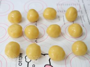 将绿豆沙平均分出12份，每份约43克，搓圆备用。