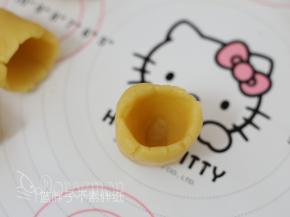 用手指将绿豆沙戳一个洞，洞深一点。