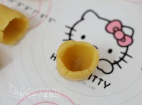 用手指将绿豆沙戳一个洞，洞深一点。