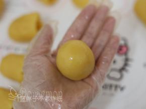 最后将绿豆沙搓圆。