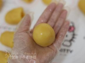 最后将绿豆沙搓圆。