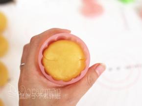学厨月饼模装好花片，先把绿豆糕放进模具，稍微按压一下。