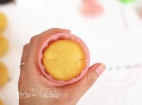 学厨月饼模装好花片，先把绿豆糕放进模具，稍微按压一下。
