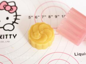 .接着用模具压出花纹即可。