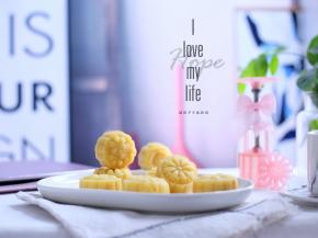 做好的绿豆糕放入冰箱冷藏，味道更佳哦。