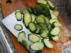 黄瓜洗净切片。