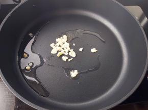 起锅，倒入少许植物油、蒜末，炒香。