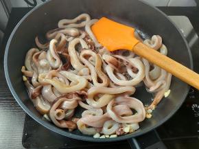 倒入准备好的鱿鱼，大火翻炒。