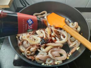 加入蚝油、生抽，再次翻炒均匀。