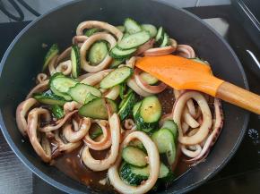 最后倒入黄瓜片，翻炒均匀。