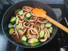 根据口味适当加入一点海盐，炒匀。