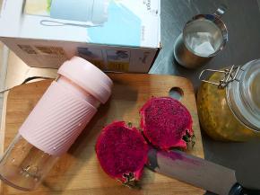 首先把果汁杯洗净，准备好食材。