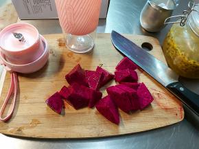 火龙果去皮切小块。